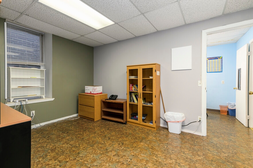 More Photos Of 4019 S Grand Blvd, Saint Louis Flex For Sale