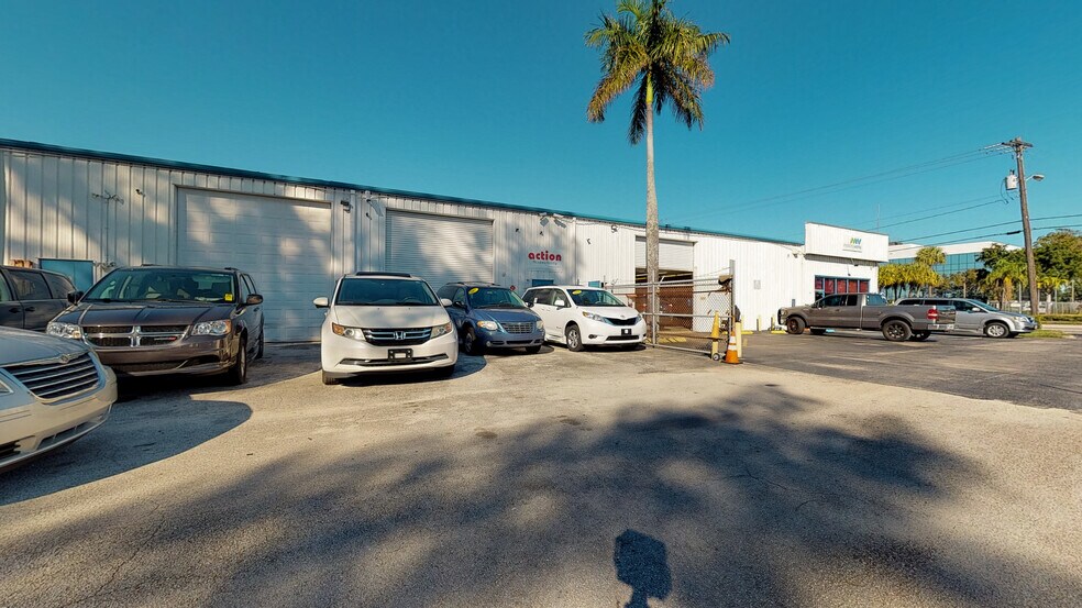 More Photos Of 1925 N 10th Ave, Lake Worth Showroom For Lease
