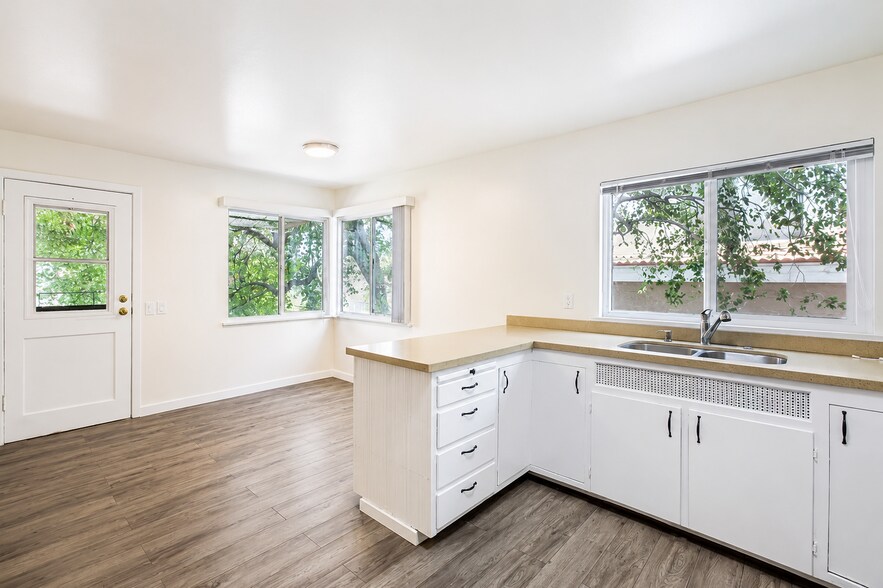 More Photos Of 2520 Montrose Ave, Montrose Apartments For Sale