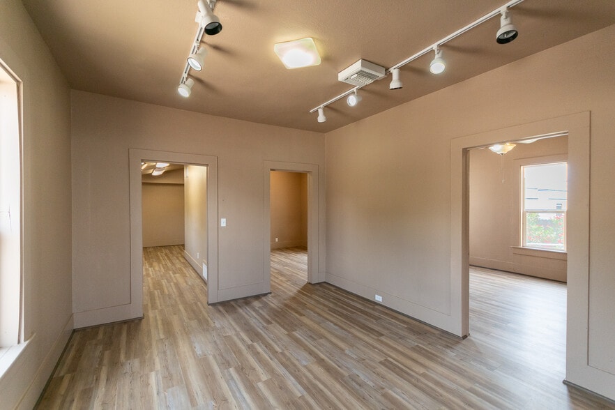 More Photos Of 310 E Oak St, Kingman Office For Sale