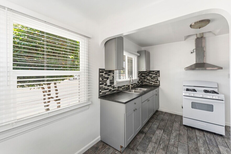 More Photos Of 1047 W 7th St, San Pedro Multifamily For Sale