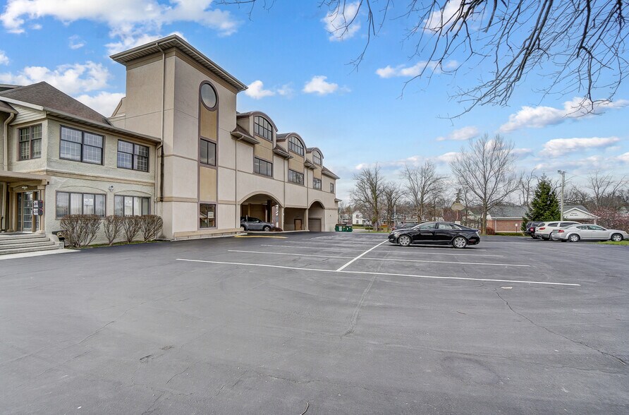 More Photos Of 916-920 W Market St, Lima Medical For Lease