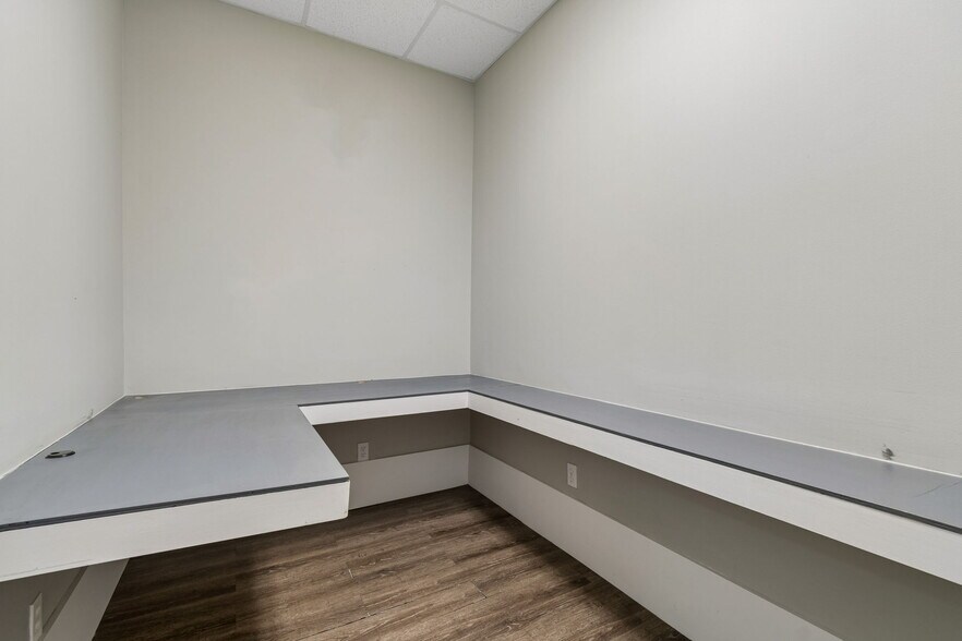 More Photos Of 2801-2805 Dr Martin Luther King Jr St N, Saint Petersburg Storefront Retail Office For Lease