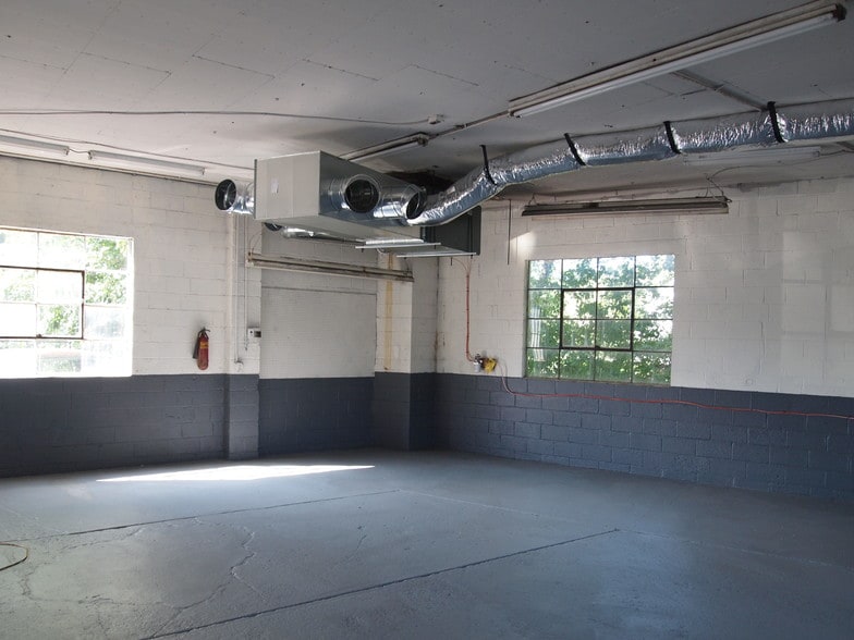 More Photos Of 1959 New York Ave, Huntington Station Auto Repair For Sale