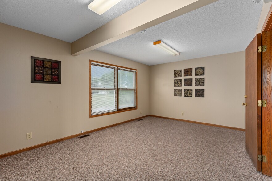 More Photos Of 902 W Union Ave, Litchfield Office For Sale