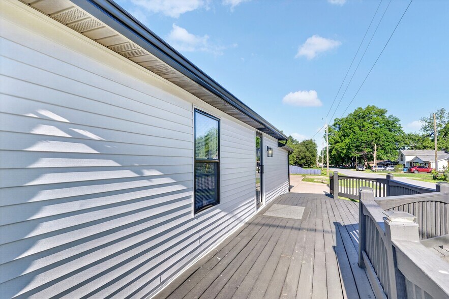More Photos Of 425 N Main St, Nixa Office For Sale