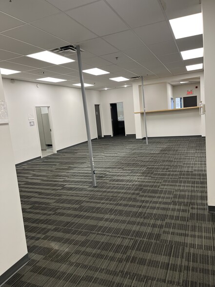 More Photos Of 2580-632 Av Dollard, Montréal Warehouse For Lease