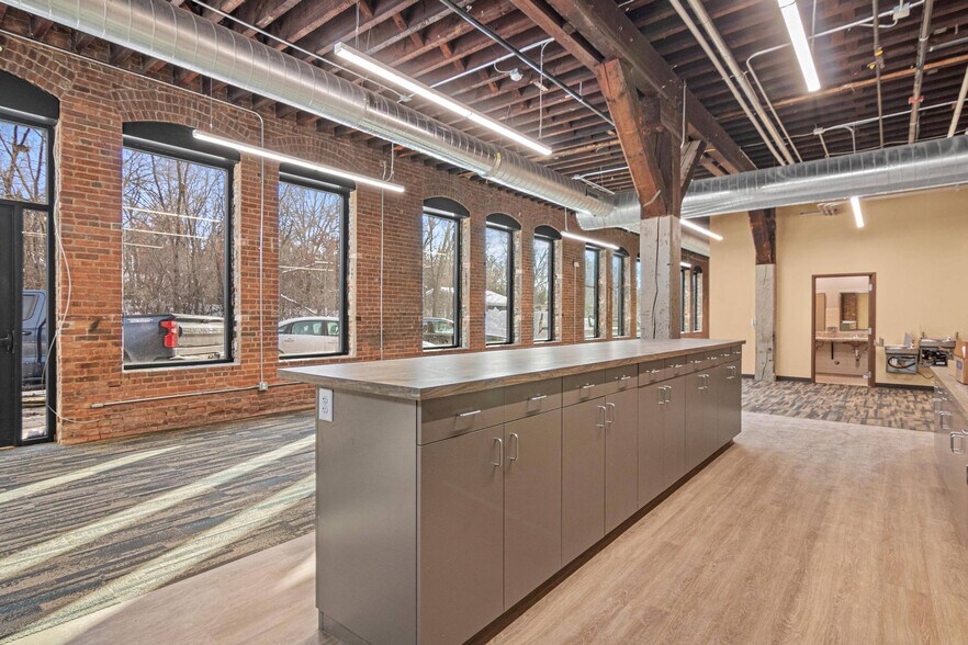 More Photos Of 207 Monroe St N, Hudson Warehouse For Sale