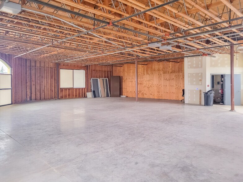 More Photos Of 1479 S Main St, Lebanon Storefront For Lease