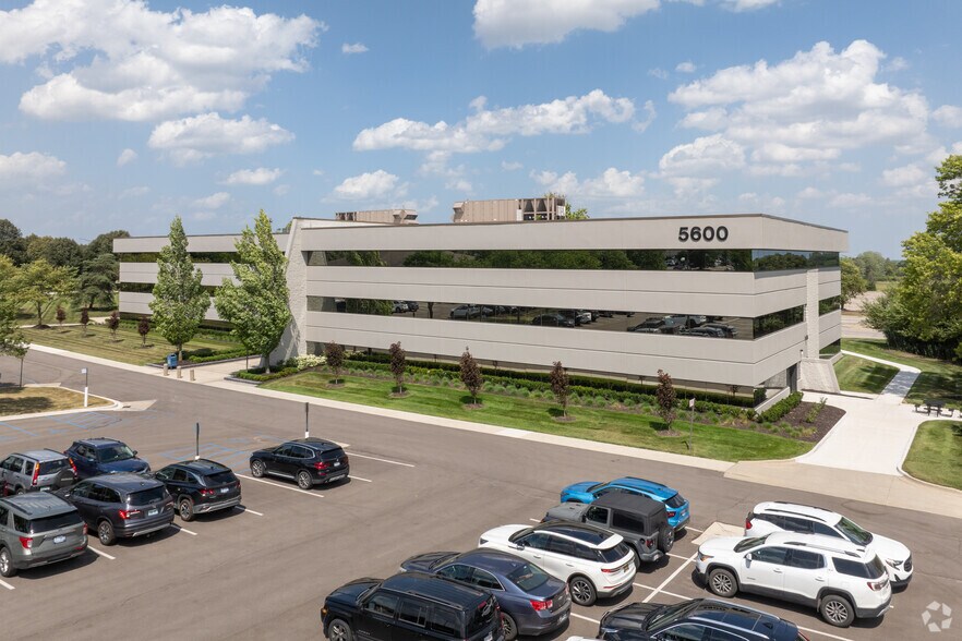 More Photos Of 5600 New King Dr, Troy Medical For Lease