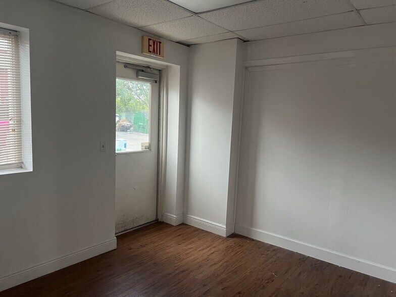 More Photos Of 2433 S 86th St, Tampa Warehouse For Lease