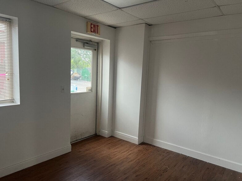More Photos Of 2433 S 86th St, Tampa Warehouse For Lease