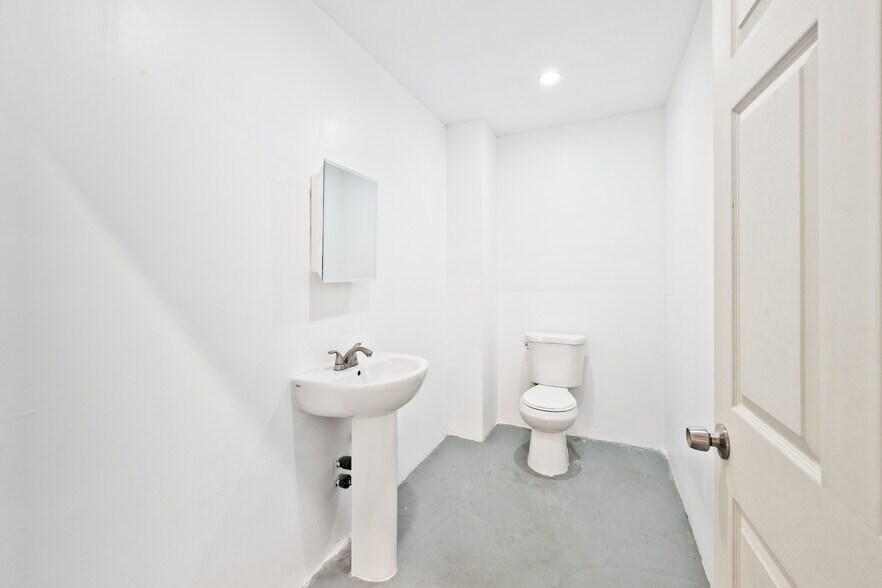 More Photos Of 3921 W Jefferson Blvd, Los Angeles Flex For Lease