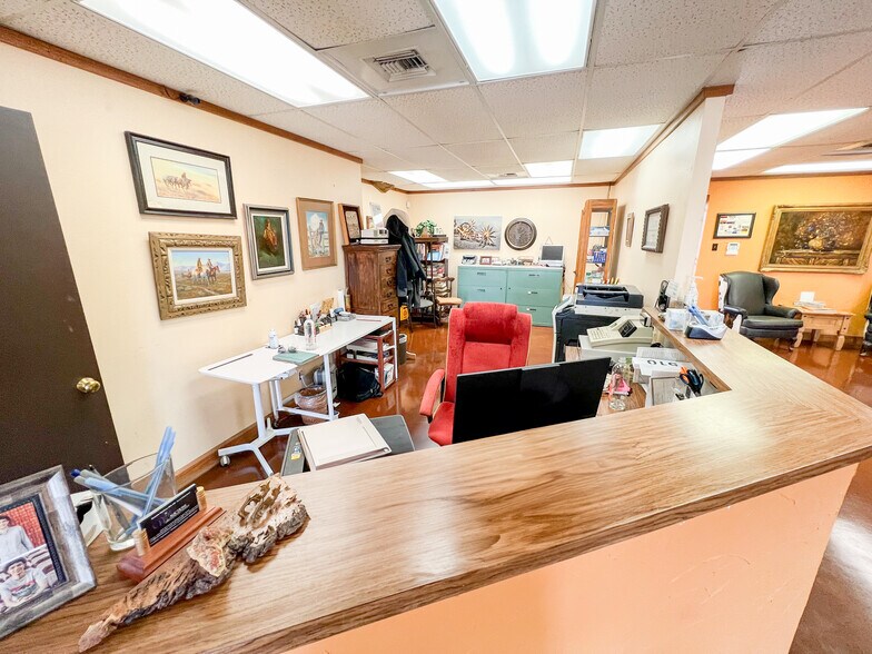 More Photos Of 1001-1009 W Industrial Ave, Midland Warehouse For Sale