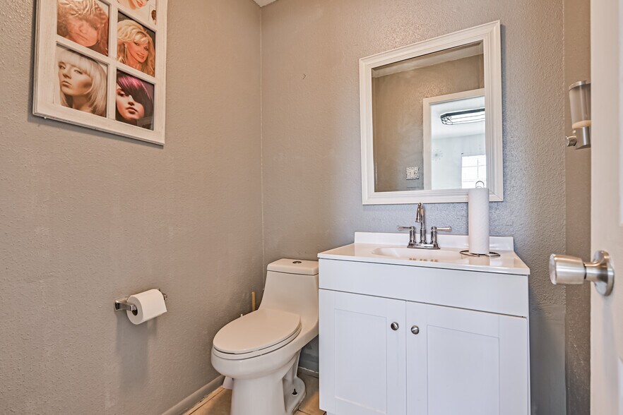 More Photos Of 5001 Luella Ave, Deer Park Office For Sale