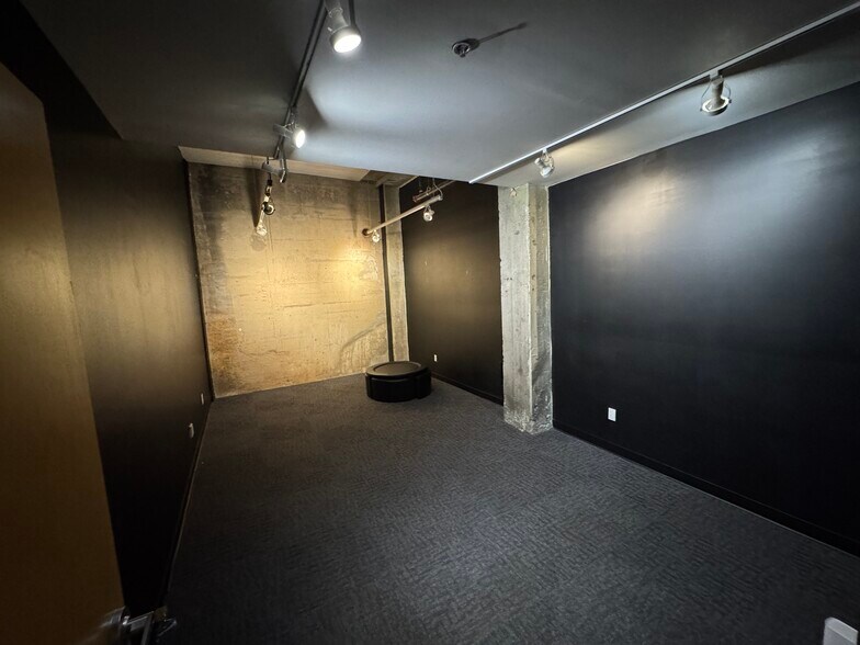 More Photos Of 1900 Main St, Kansas City General Retail For Lease