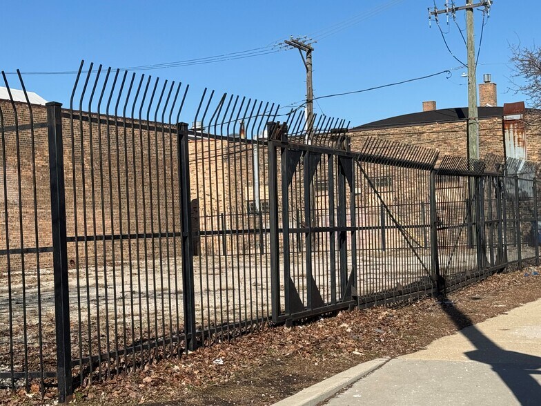 More Photos Of 2107 W Fulton St, Chicago Showroom For Sale