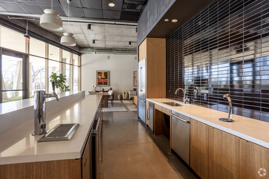 More Photos Of 3232 E Cesar Chavez St, Austin Office For Lease