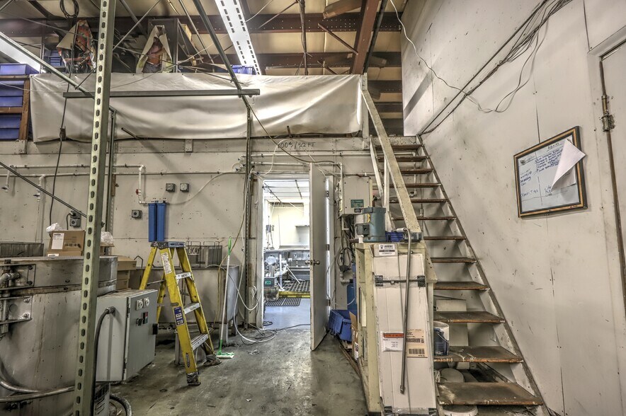 More Photos Of 15 Container Dr, Terryville Manufacturing For Sale