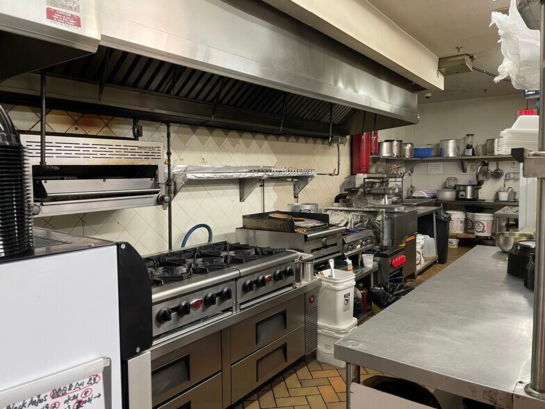 More Photos Of 584 Bloor St W, Toronto Restaurant For Sale