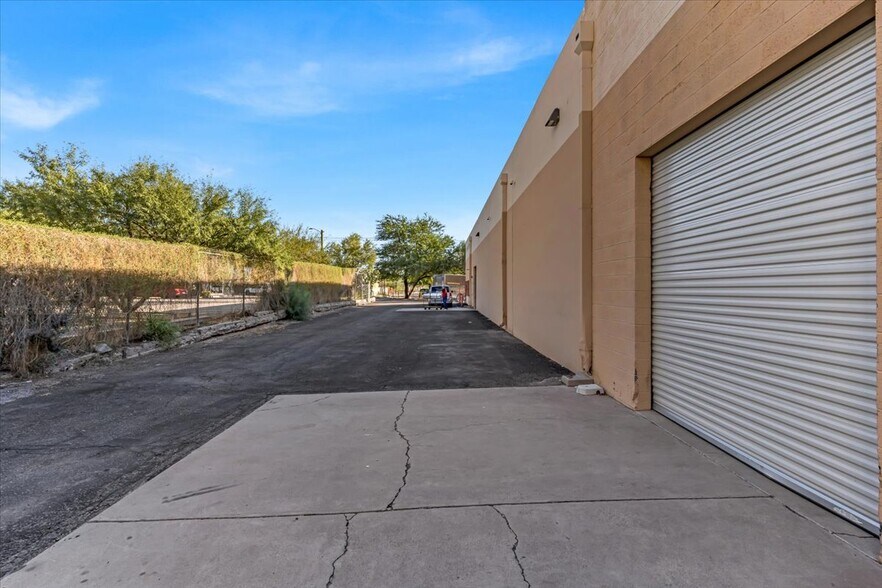 More Photos Of 1401 N Bailey Ln, Tucson Showroom For Sale