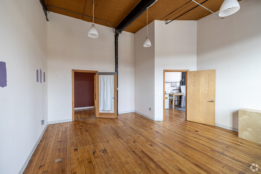 More Photos Of 221 Pine St, Florence Showroom For Lease