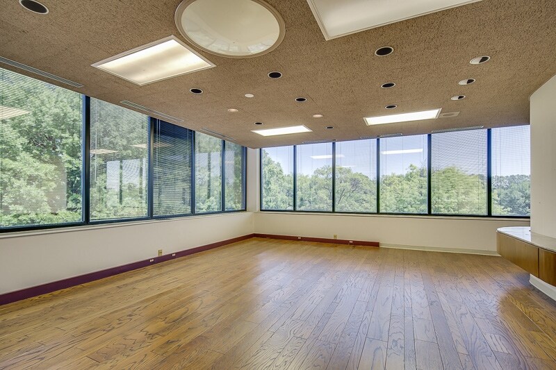 More Photos Of 3796 Lamar Ave, Memphis Office For Sale
