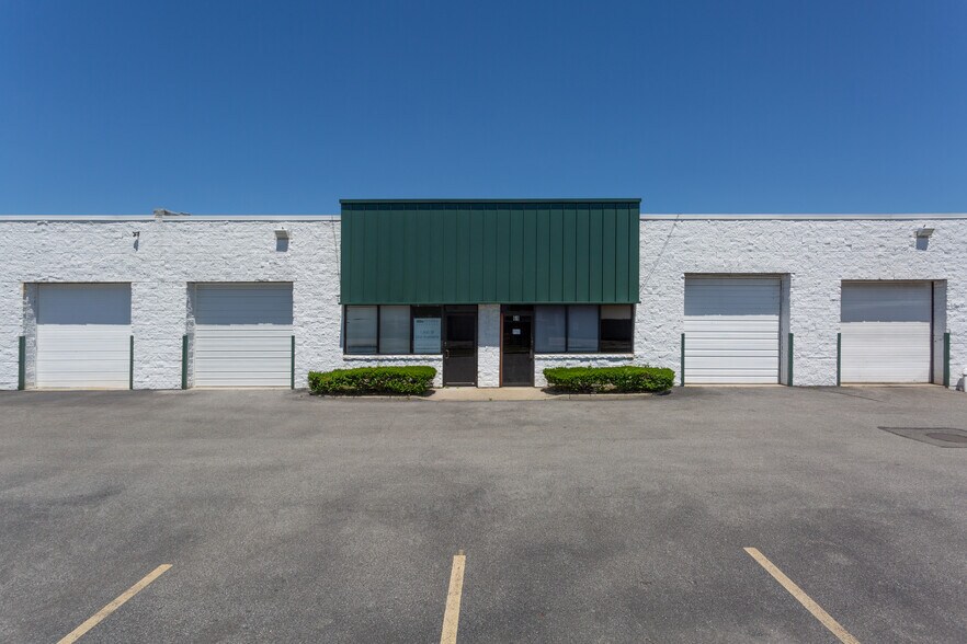 More Photos Of 51-71 Windsor Pl, Central Islip Warehouse For Lease
