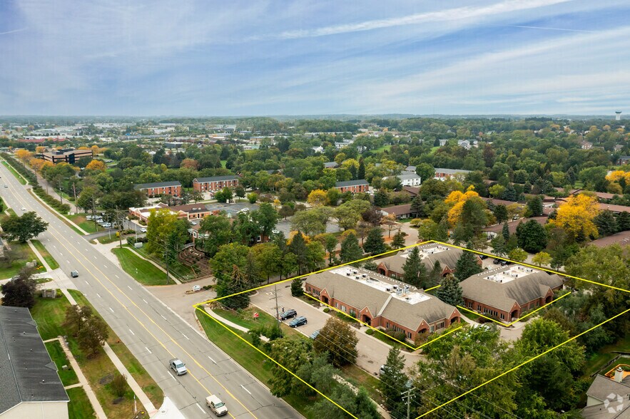 More Photos Of 36520 Grand River Ave, Farmington Hills Unknown For Lease