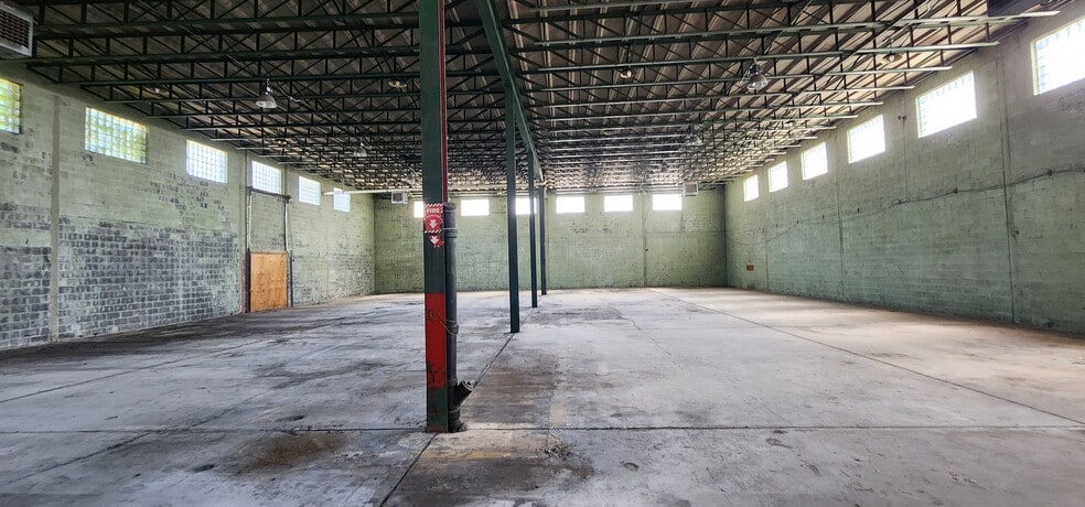 More Photos Of 195 Freight St, Waterbury Bar For Sale