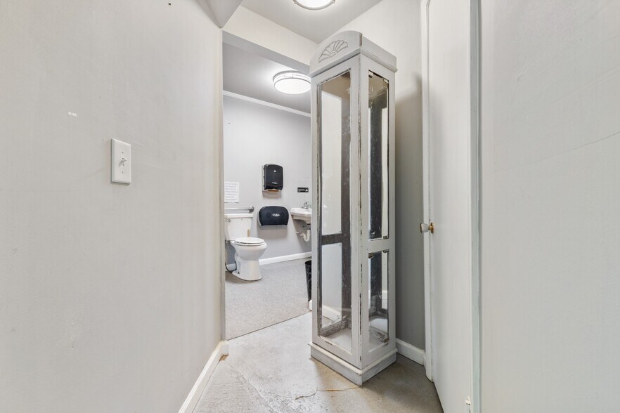 More Photos Of 114 N Church St, Waverly Loft Creative Space For Sale