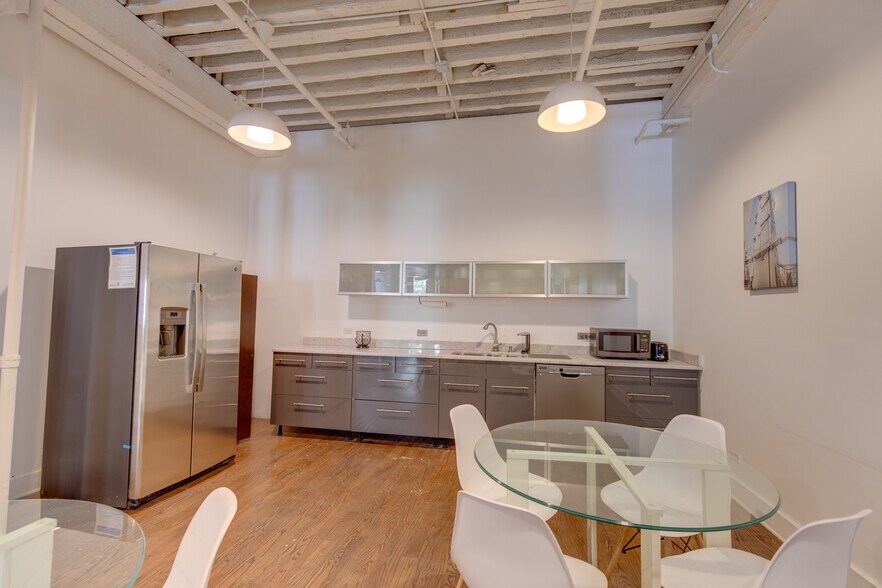 More Photos Of 11 E Hubbard St, Chicago Office For Lease