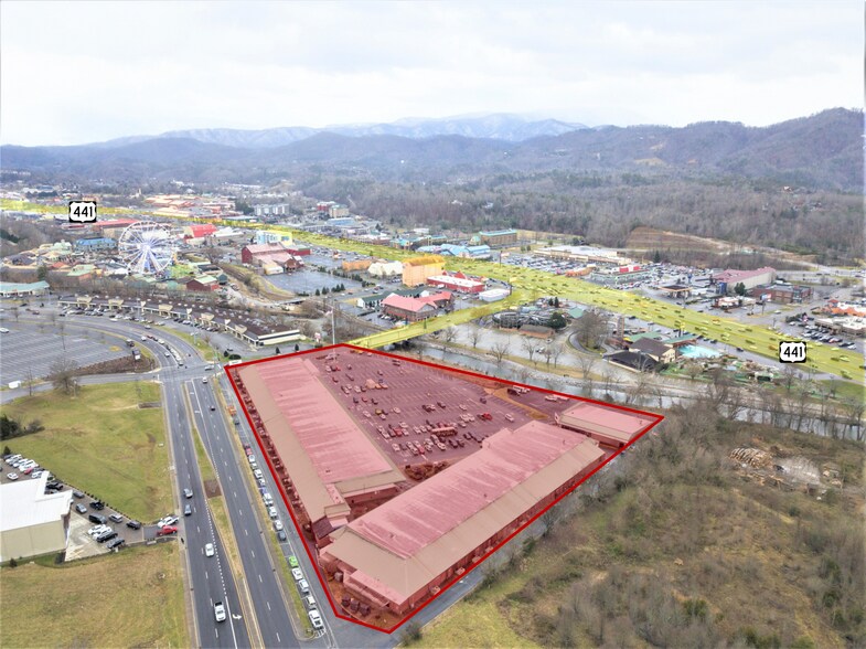 More Photos Of 147-185 E Wears Valley Rd, Pigeon Forge Storefront For Lease