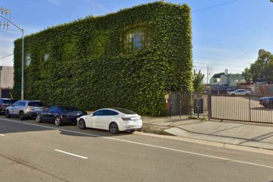 More Photos Of 3430 S Hill St, Los Angeles Showroom For Lease
