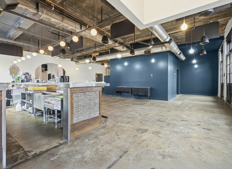 More Photos Of 2500 W Chicago Ave, Chicago Storefront For Lease