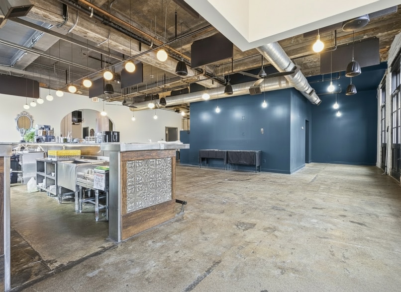 More Photos Of 2500 W Chicago Ave, Chicago Storefront For Lease