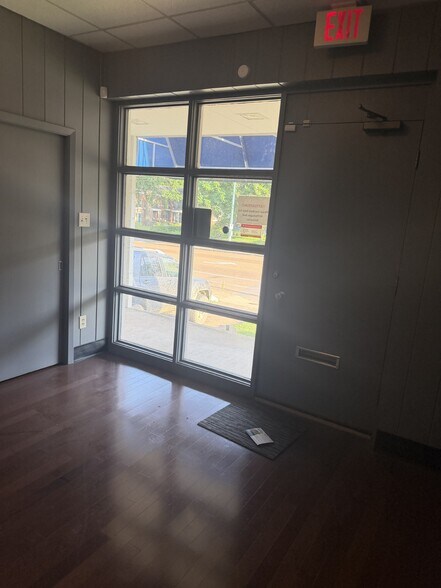 More Photos Of 1962 Madison Ave, Memphis Office For Sale