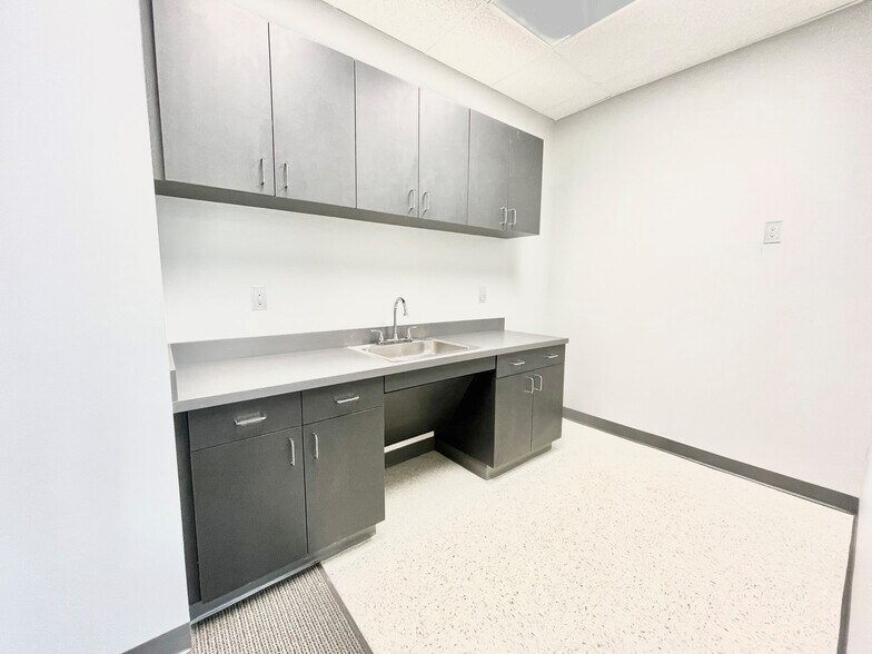 More Photos Of 333 N Rivershire Dr, Conroe Office For Lease