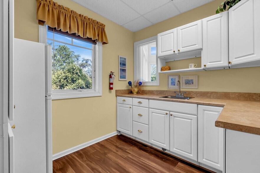 More Photos Of 807 Mantoloking Rd, Brick Office For Sale