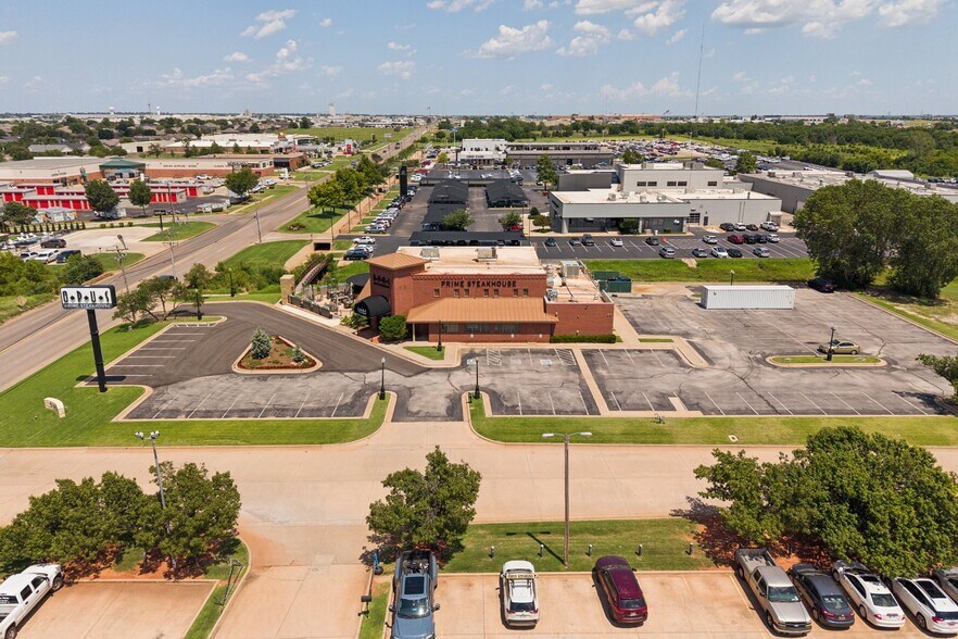 More Photos Of 800 W Memorial Rd, Oklahoma City Restaurant For Sale
