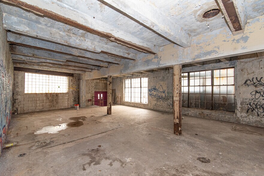 More Photos Of 804 N Franklintown Rd, Baltimore Warehouse For Sale