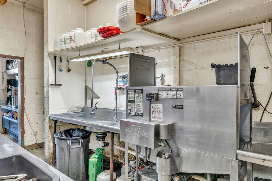 More Photos Of 601 Arizona Ave, Holton General Retail For Sale