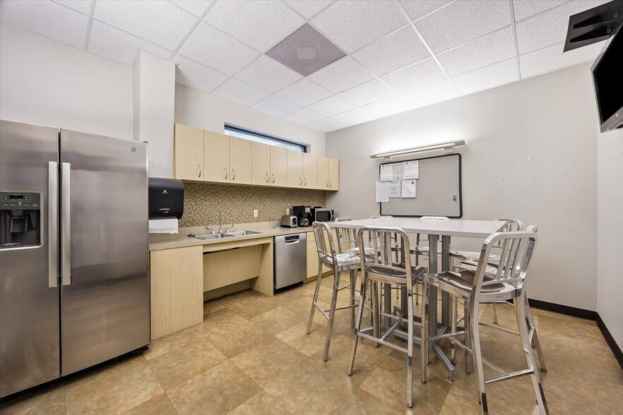 More Photos Of 6950 W 43rd St, Houston Loft Creative Space For Lease