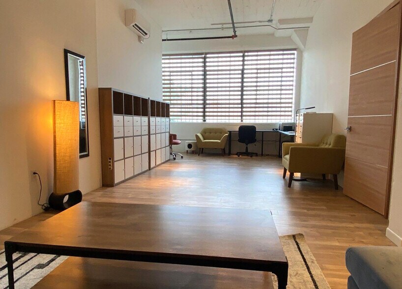 More Photos Of 405 Towne Ave, Los Angeles Showroom For Lease