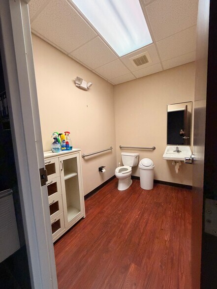 More Photos Of 1380 Eastchester Dr, High Point Medical For Lease