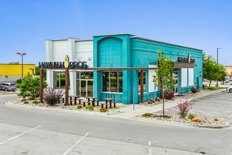 Primary Photo Of 1112 E North Ave, Belton General Retail For Sale