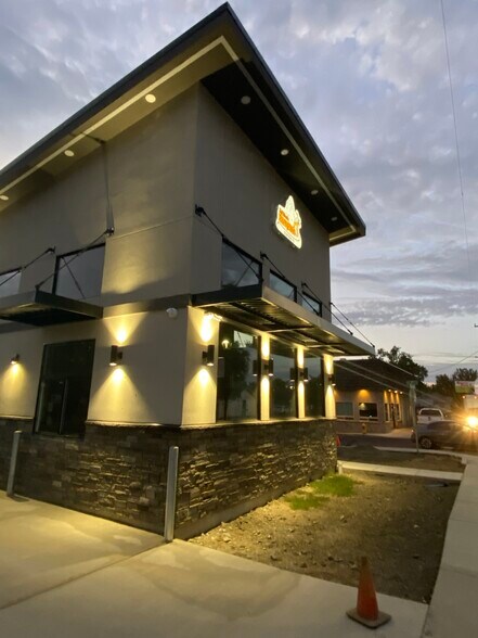 More Photos Of 900 S College Ave, College Place Freestanding For Sale