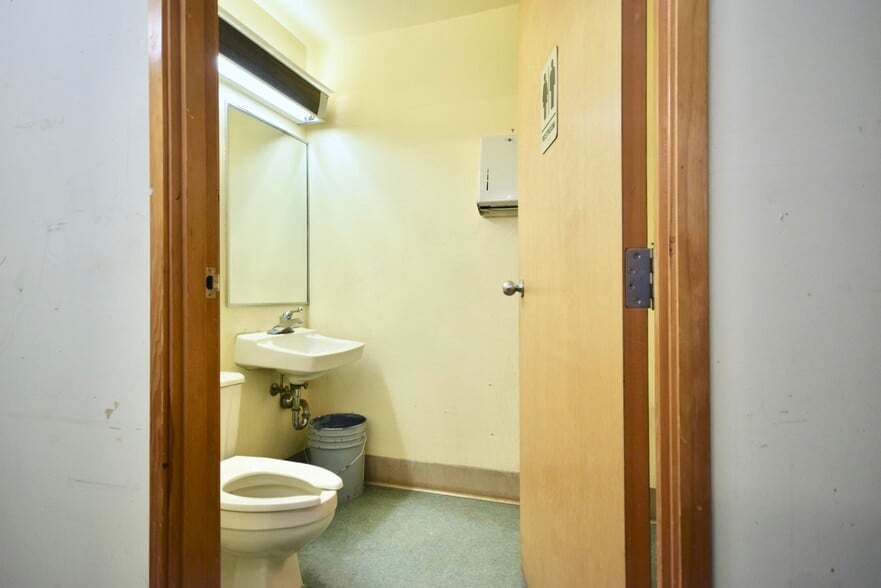 More Photos Of 55 SE Main St, Portland Warehouse For Lease