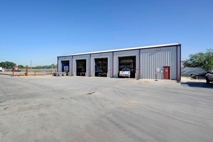 More Photos Of 6409 Mesa Dr, Houston Truck Terminal For Lease