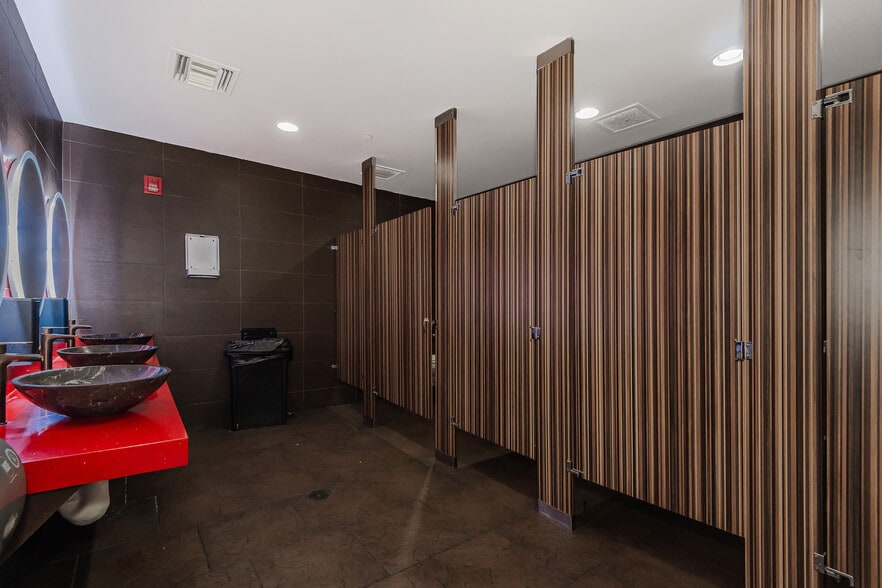 More Photos Of 145 SW 1st Ave, Fort Lauderdale Bar For Lease